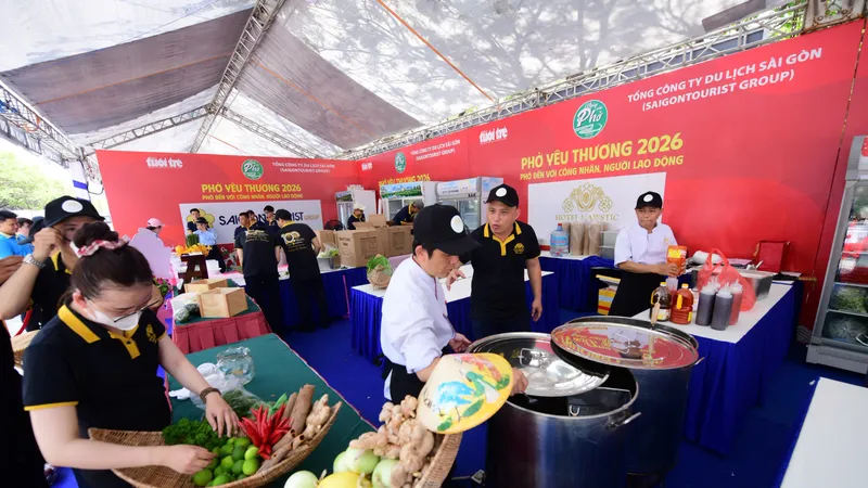 Saigontourist Group nấu và phục vụ miễn phí 12.000 suất phở
