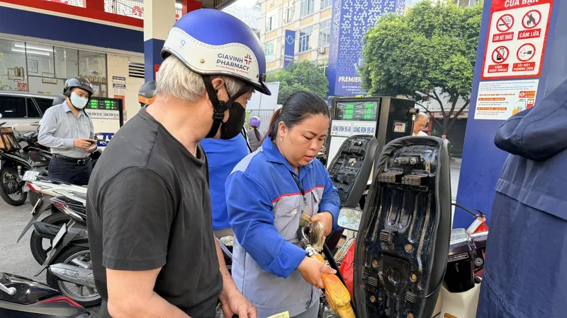 Người dân đổ xăng tại Cửa hàng xăng dầu số 9, phường Bến Thành, TPHCM trong buổi sáng 10-3. Ảnh: HOÀNG HÙNG