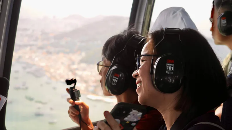Tour trực thăng ngắm cảnh phục vụ 48 khách trong ngày đầu khai thác
