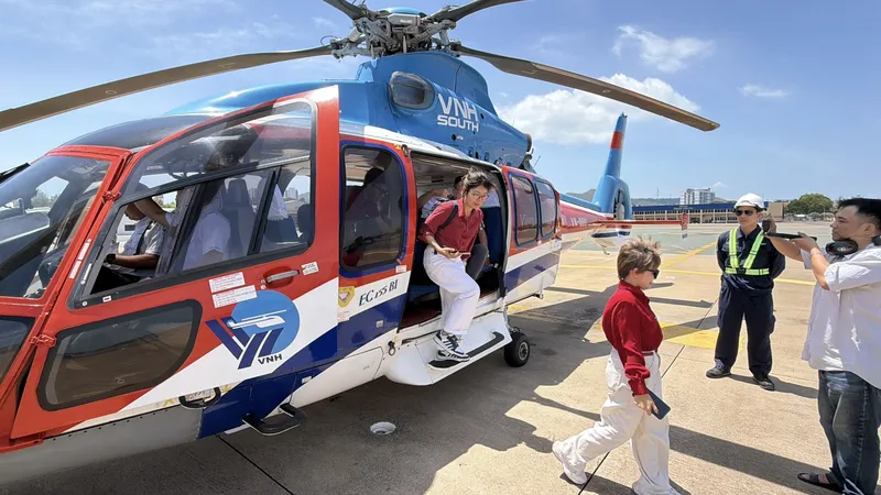 Khách trải nghiệm tour trực thăng ngắm TPHCM