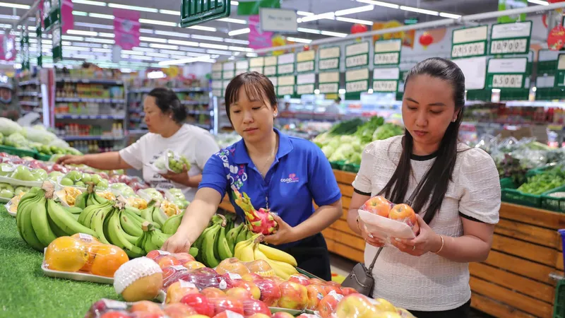 Khách mua trái cây tại Co.opmart trên địa bàn TPHCM