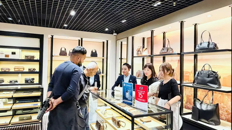 Khách quốc tế chọn mua hàng miễn thuế tại Sasco Duty Free, nhà ga T2, sân bay quốc tế Tân Sơn Nhất