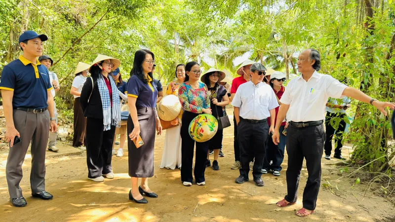 Du khách TPHCM tham quan một điểm đến tại Vĩnh Long do Saigontourist Group tổ chức. Ảnh: ĐÌNH DƯ