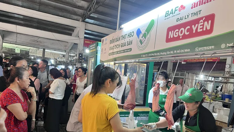 Người tiêu dùng mua thịt heo "tick xanh trách nhiệm" tại chợ Tân Mỹ, sáng 9-6