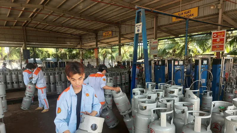 Giá gas bán lẻ đồng loạt giảm