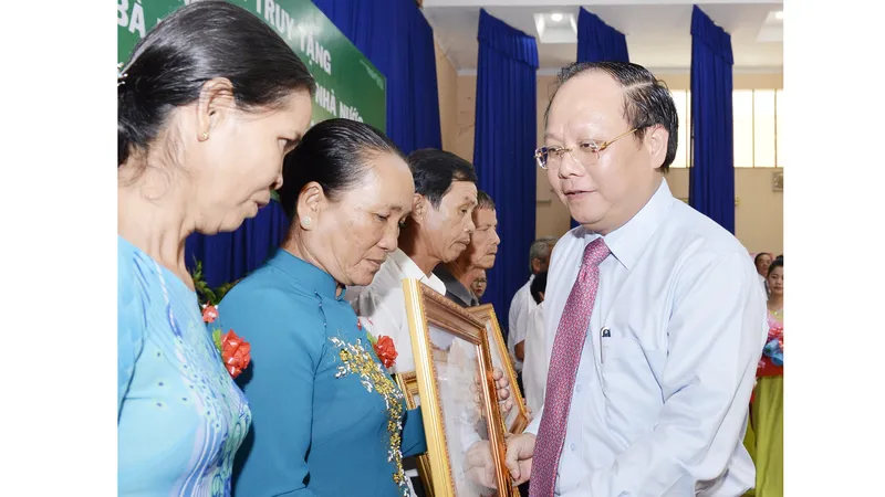 Phó Bí thư Thường trực Thành ủy TPHCM Tất Thành Cang trao danh hiệu Bà mẹ Việt Nam anh hùng cho các gia đình