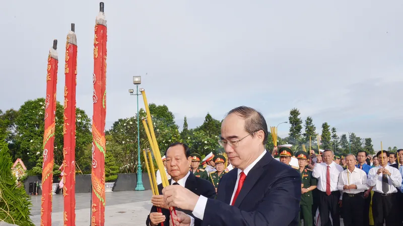  Bí thư Thành uỷ TPHCM Nguyễn Thiện Nhân cùng các đồng chí lãnh đạo TP dâng hương tại Nghĩa trang Liệt sĩ TP. Ảnh: VIỆT DŨNG