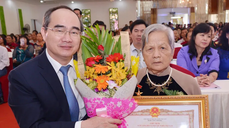 Bí thư Thành uỷ TPHCM Nguyễn Thiện Nhân trao tặng danh hiệu Bà Mẹ VNAH cho mẹ Nguyễn Thị Xây. Ảnh: Việt Dũng