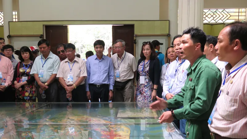 Người Việt Nam ở nước ngoài đến huyện Cần Giờ (TPHCM) nghe giới thiệu về hoạt động của Đoàn 10 Đặc công rừng Sác - mật danh T10, trong kháng chiến