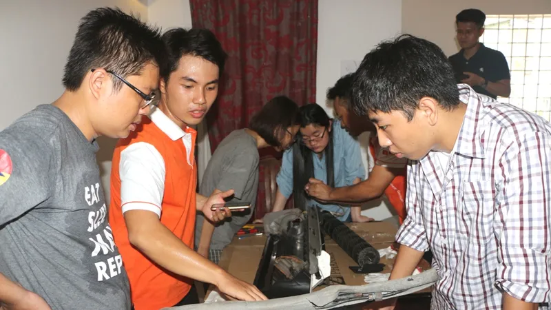  Chuyên gia hỗ trợ các nhà chế tạo trẻ Việt Nam phát triển sản phẩm thực tế