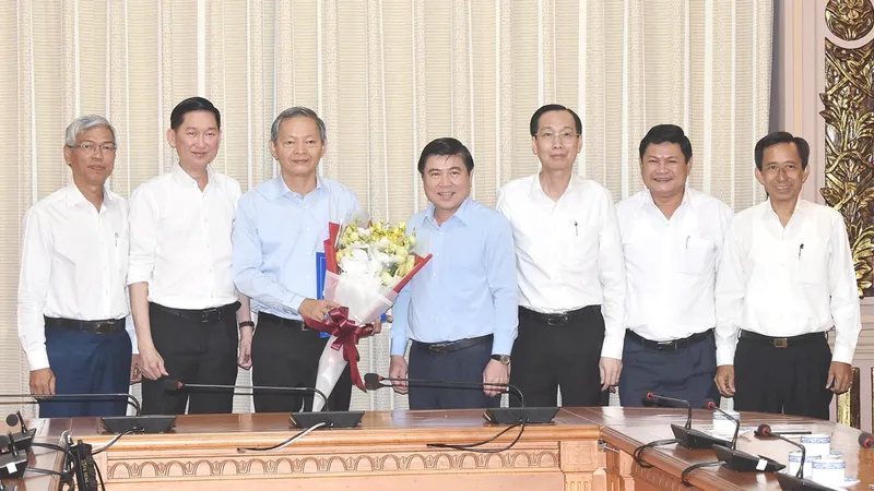 Chủ tịch UBND TPHCM Nguyễn Thành Phong trao quyết định cán bộ
