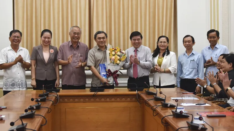 Chủ tịch UBND TPHCM Nguyễn Thành Phong trao quyết định điều động, bổ nhiệm nhiều cán bộ