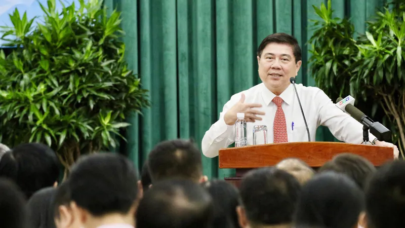 Chủ tịch UBND TPHCM Nguyễn Thành Phong phát biểu trong buổi gặp gỡ 322 chủ tịch UBND phường, xã, thị trấn. Ảnh: HOÀNG HÙNG 