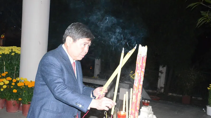 Chủ tịch UBND TPHCM dâng hương các bậc tiền nhân trước thời khắc Giao thừa 2019
