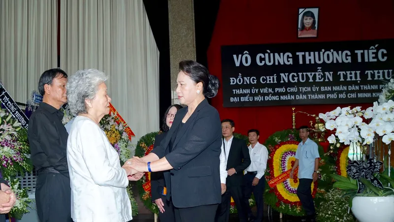 Chủ tịch Quốc hội Nguyễn Thị Kim Ngân chia buồn cùng gia đình đồng chí Nguyễn Thị Thu. Ảnh: HOÀNG HÙNG