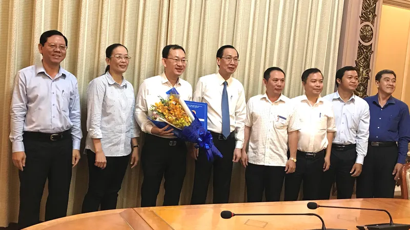Phó Chủ tịch Thường trực UBND TPHCM Lê Thanh Liêm trao quyết định điều động cán bộ