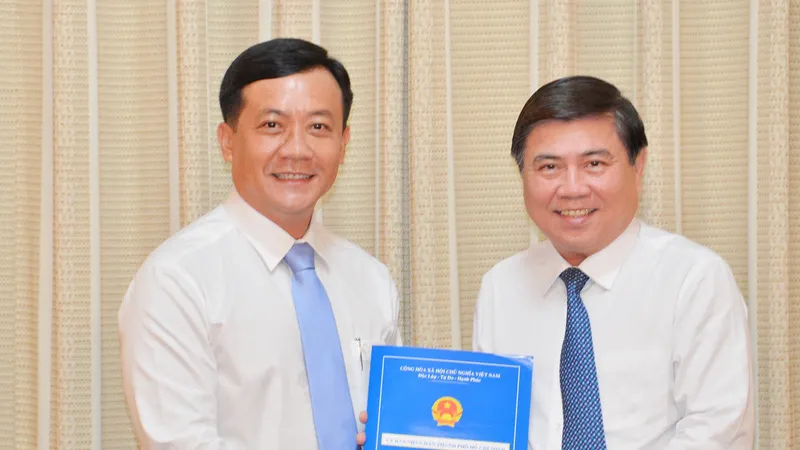 Đồng chí Hà Phước Thắng nhận quyết định Chánh văn phòng UBND TPHCM. Ảnh: VIỆT DŨNG