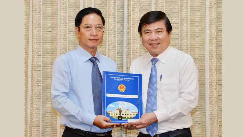 Đồng chí Nguyễn Thành Phong, Chủ tịch UBND TPHCM trao quyết định tiếp nhận và bổ nhiệm đồng chí Đặng Minh Đạt làm Chánh Thanh tra TPHCM. Ảnh: VIỆT DŨNG 