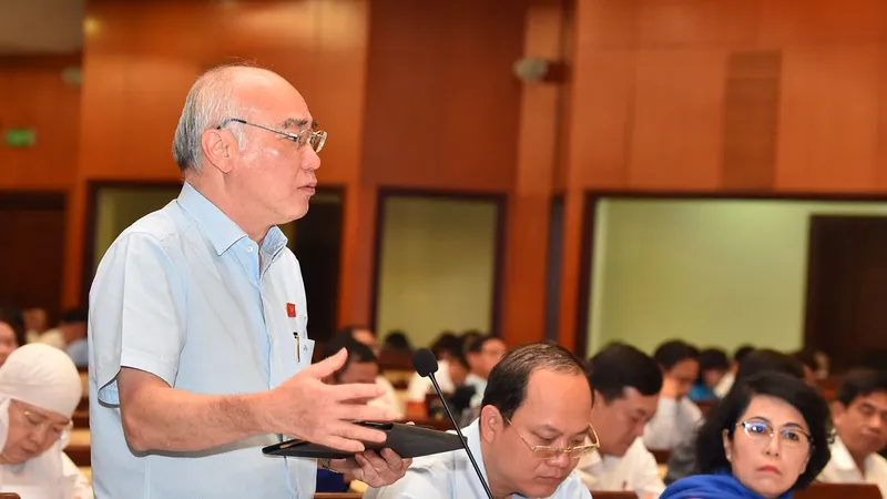 Nhà cao tầng ở khu đất “vàng” lấn át công trình cổ