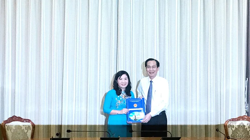  Phó Chủ tịch Thường trực UBND TPHCM Lê Thanh Liêm trao quyết định phê chuẩn kết quả bầu bà Lê Thị Anh Thư giữ chức vụ Phó Chủ tịch UBND huyện Nhà Bè