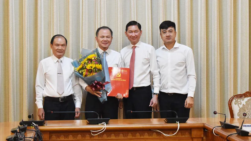 Đồng chí Trần Vĩnh Tuyến, Ủy viên Ban Thường vụ Thành ủy, Phó Chủ tịch UBND TPHCM trao quyết định công nhận đồng chí Đinh Ngọc Thắng, Phó Bí thư Đảng ủy, Cục trưởng Cục Hải quan TPHCM, giữ chức Bí thư Đảng ủy Cục Hải quan TPHCM