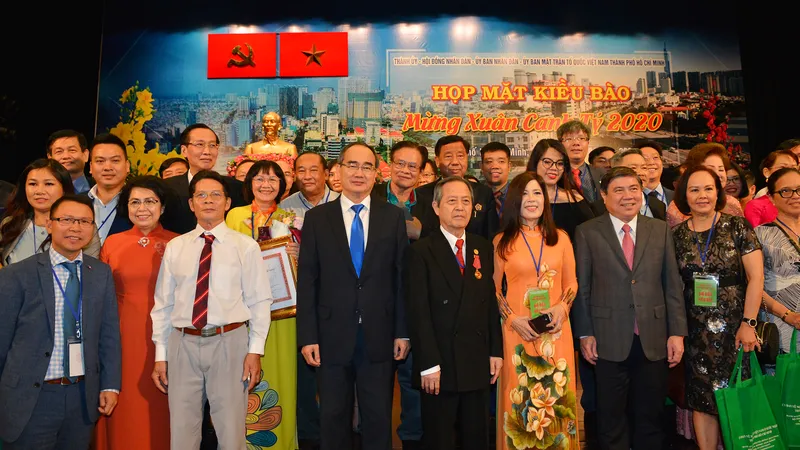 Đồng chí Nguyễn Thiện Nhân cùng các đồng chí lãnh đạo TPHCM gặp gỡ kiều bào. Ảnh: VIỆT DŨNG