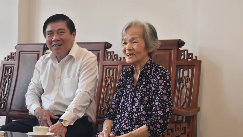 Chủ tịch UBND TPHCM Nguyễn Thành Phong dâng hoa, dâng hương các Anh hùng liệt sĩ