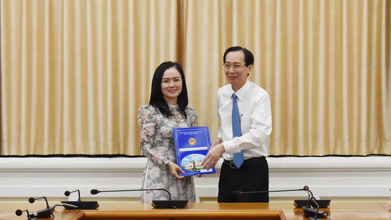 Phó Chủ tịch Thường trực UBND TPHCM Lê Thanh Liêm trao quyết định bổ nhiệm bà Ngô Thị Hoàng Các giữ chức vụ Phó Giám đốc Sở Nội vụ TPHCM