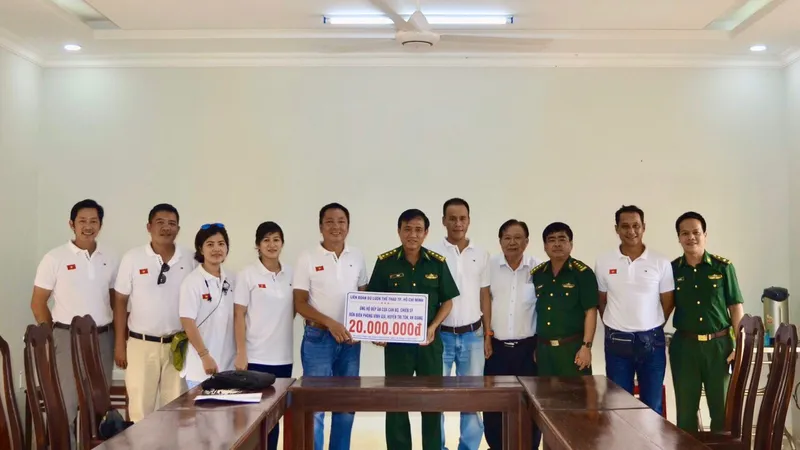 Ông Lương Hoàng Hà, Trưởng Ban vận động thành lập Liên đoàn Dù lượn thể thao TPHCM, trao tặng 20 triệu đồng ủng hộ bếp ăn cán bộ - chiến sĩ biên phòng