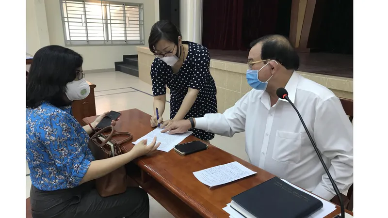Khoảng 210.000 người có công, hưu trí, bảo trợ ở TPHCM được lãnh tiền chế độ tại nhà
