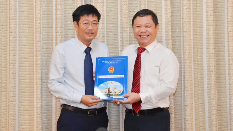 Phó Chủ tịch UBND TPHCM Dương Anh Đức trao quyết định cho đồng chí Trần Thanh Tùng. Ảnh:VIỆT DŨNG