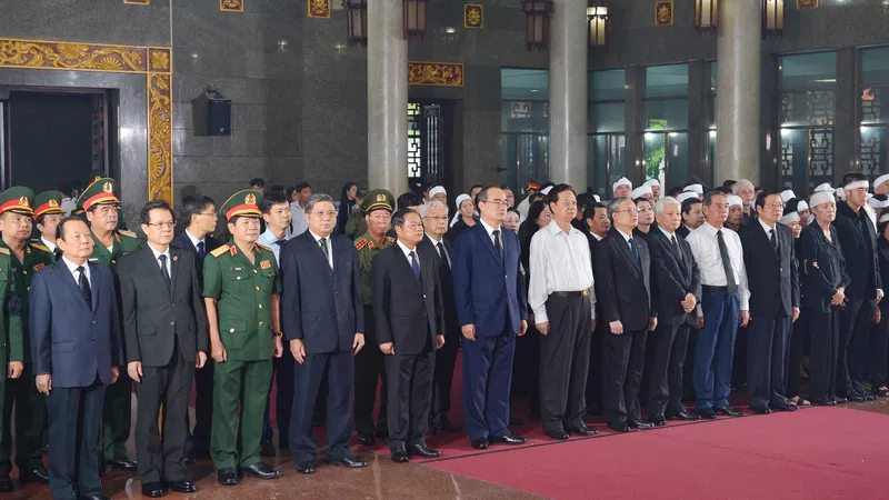 Các đồng chí lãnh đạo Đảng, Nhà nước, TPHCM viếng đồng chí Trần Quốc Hương. Ảnh: VIỆT DŨNG