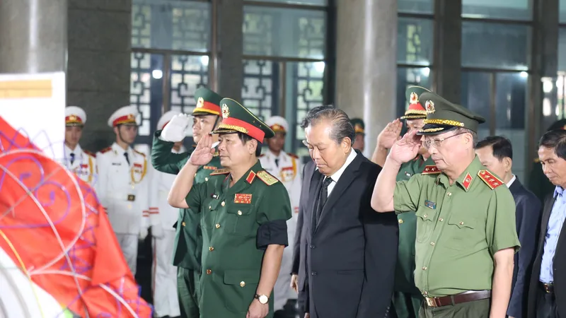 Phó Thủ tướng Thường trực Trương Hòa Bình thành kính viếng đồng chí Trần Quốc Hương