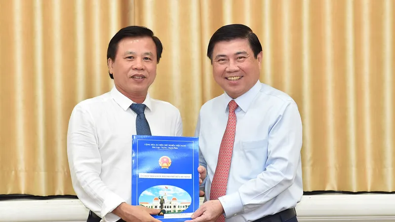 Chủ tịch UBND TPHCM Nguyễn Thành Phong trao quyết định bổ nhiệm cho đồng chí Nguyễn Hữu Tín. Ảnh: VIỆT DŨNG