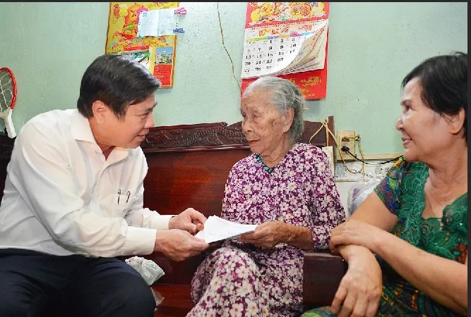 Chủ tịch UBND TPHCM Nguyễn Thành Phong thăm gia đình chính sách