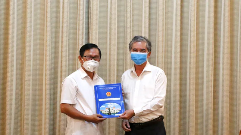 Phó Chủ tịch UBND TPHCM Ngô Minh Châu trao quyết định cán bộ