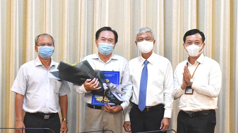 Phó Chủ tịch UBND TPHCM Võ Văn Hoan trao quyết định cán bộ 