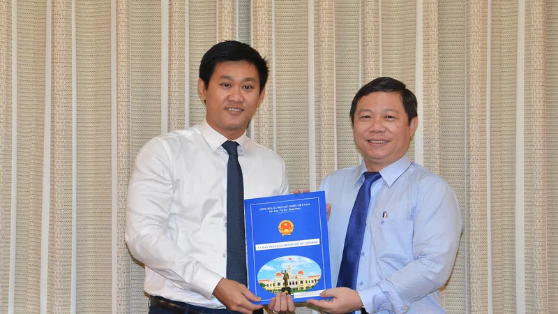 Phó Chủ tịch UBND TPHCM Dương Anh Đức trao quyết định cho đồng chí Hứa Quốc Hưng.Ảnh: VIỆT DŨNG