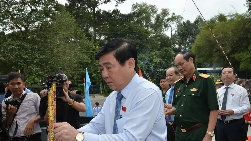 Chủ tịch UBND TPHCM Nguyễn Thành Phong dâng hương tại Bia tưởng niệm các anh hùng liệt sĩ nữ du kích Củ Chi. Ảnh: VIỆT DŨNG