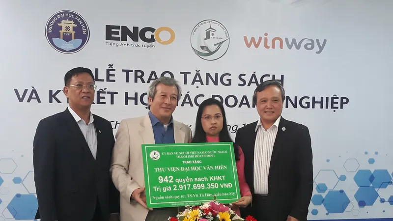 Kiều bào Võ Tá Hân tặng sách các trường đại học