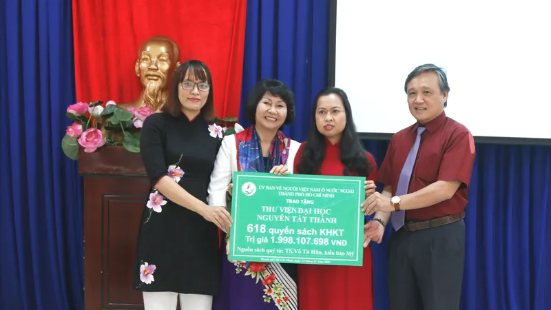 Kiều bào Mỹ giúp giảng viên, sinh viên TPHCM “giải khát” sách quý