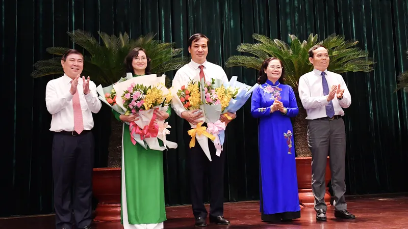 Các đồng chí lãnh đạo TPHCM chúc mừng đồng chí Lê Hòa Bình và đồng chí Phan Thị Thắng được bầu giữ chức Phó Chủ tịch UBND TPHCM, chiều 8-12-2020. Ảnh: VIỆT DŨNG