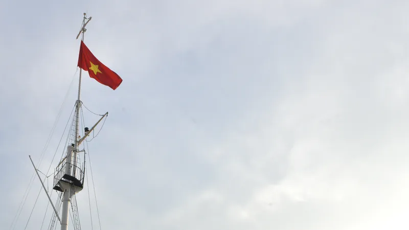 Lễ chào cờ tại Cột cờ Thủ Ngữ. Ảnh: VIỆT DŨNG