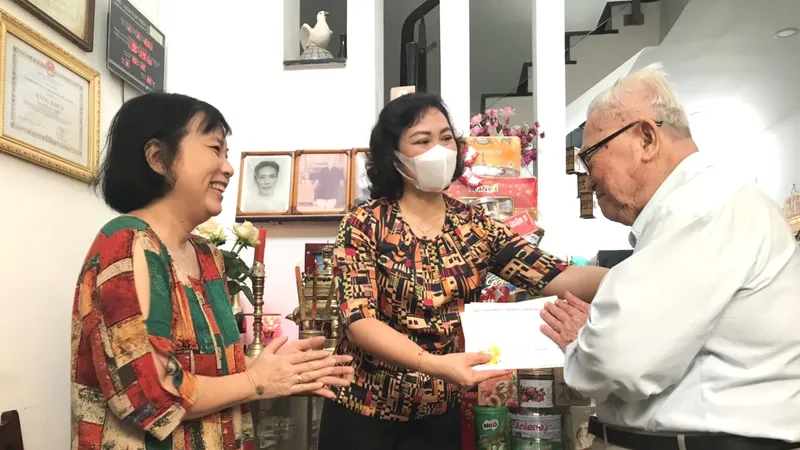 Phó Chủ tịch UBND TPHCM Phan Thị Thắng thăm, chúc tết các hộ dân