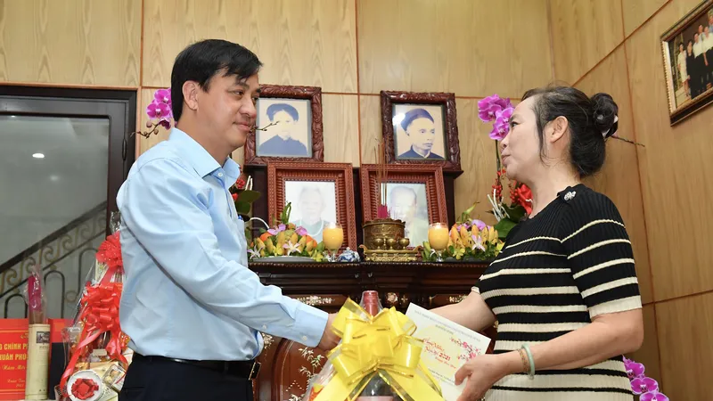Đồng chí Lê Hòa Bình thăm, chúc tết gia đình đồng chí Vũ Đình Liệu. Ảnh: VIỆT DŨNG