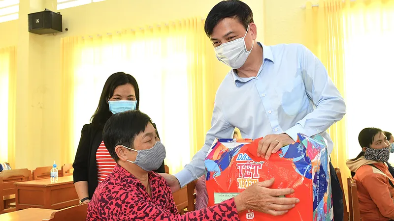 Phó Chủ tịch UBND TPHCM Lê Hòa Bình thăm, tặng quà người dân bị hạn hán ở tỉnh Đồng Tháp