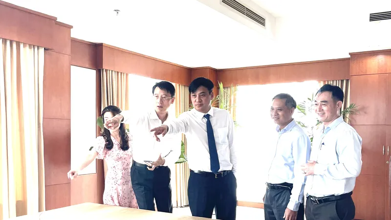 Phó Chủ tịch UBND TPHCM Lê Hòa Bình thăm, chúc tết các cơ quan, đơn vị