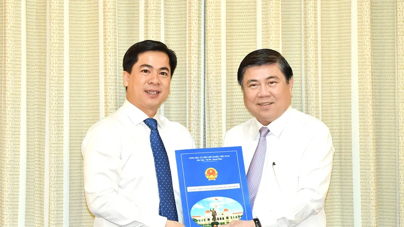 Chủ tịch UBND TPHCM Nguyễn Thành Phong trao quyết định cho đồng chí Triệu Đỗ Hồng Phước. Ảnh: VIỆT DŨNG