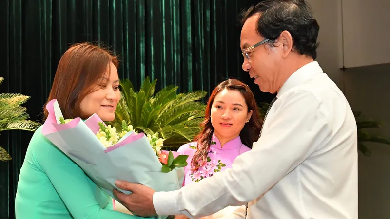 Bí thư Thành ủy TPHCM Nguyễn Văn Nên tặng hoa chúc mừng tân Trưởng Ban Đô thị HĐND TPHCM Nguyễn Thị Thanh Vân. Ảnh: VIỆT DŨNG