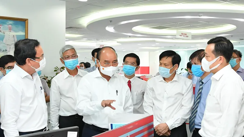 Chủ tịch nước Nguyễn Xuân Phúc, Bí thư Thành ủy TPHCM Nguyễn Văn Nên thăm Tòa soạn Báo SGGP. Ảnh: VIỆT DŨNG
